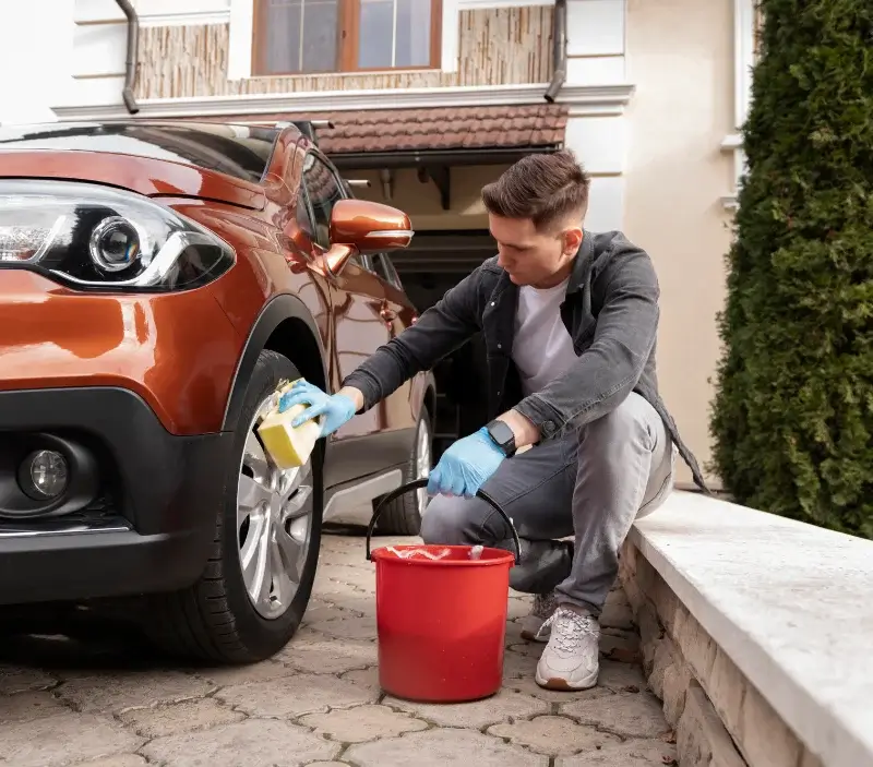 Lavage auto à domicile Chauché : professionnel intervenant sur un véhicule